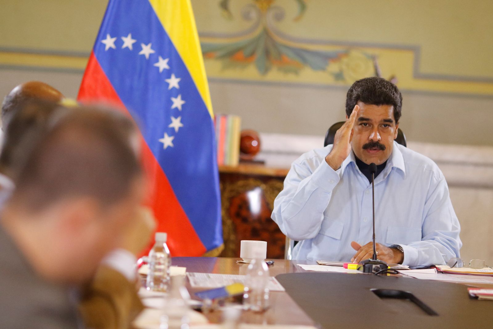 مادورو خلال اجتماع حكومته أمس (رويترز)