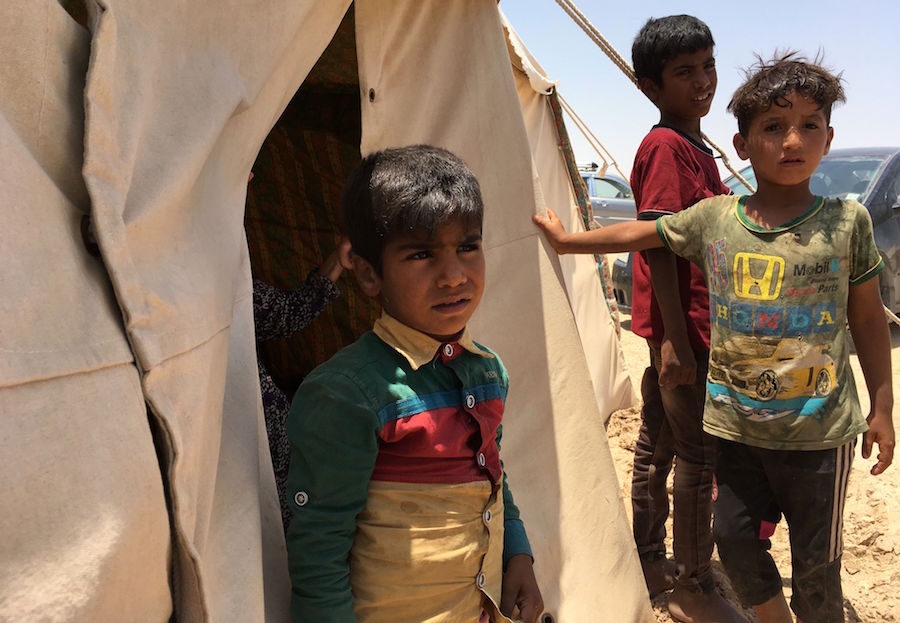 أطفال عراقيون في مخيم للنازحين قرب الفلوجة (أ ف ب)