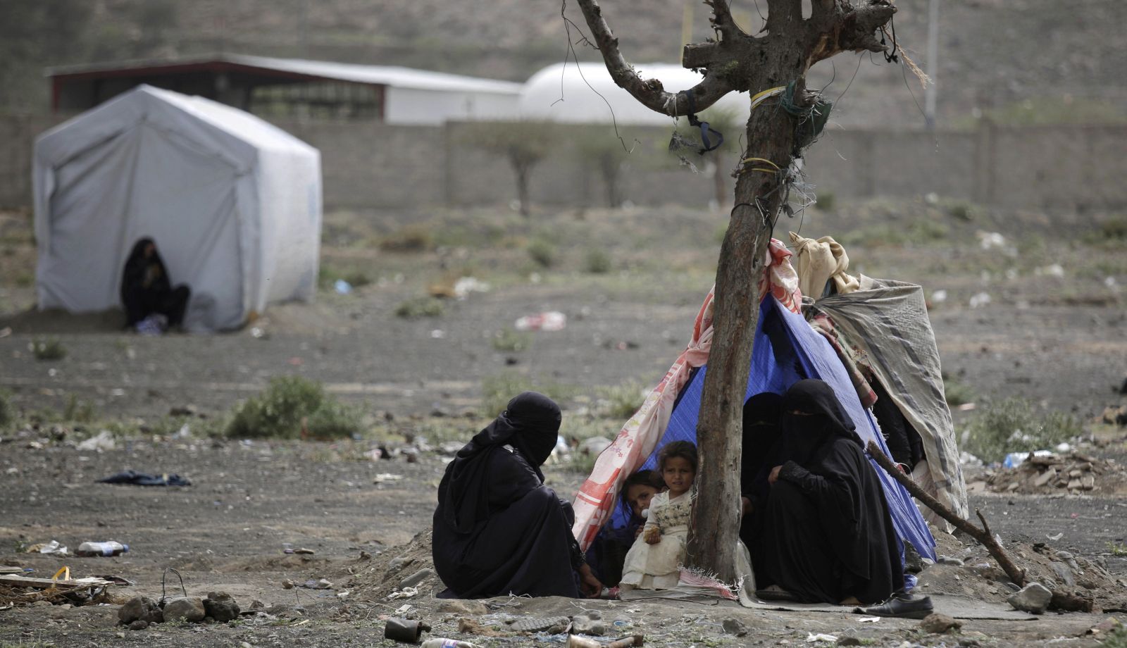 قضت الحرب على منازل العديد من اليمنيين (أ.ب)