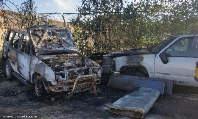 يافة الناصرة: حرق سيارتين وعبارات معادية للعرب