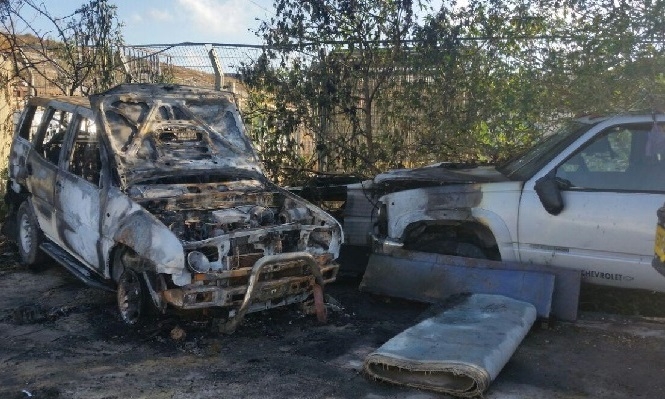 يافة الناصرة: حرق سيارتين وعبارات معادية للعرب