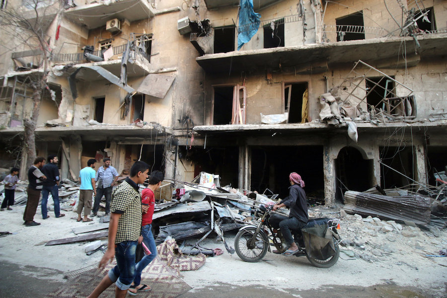 دمار في محيط حلب نتيجة القصف الجوي (رويترز)