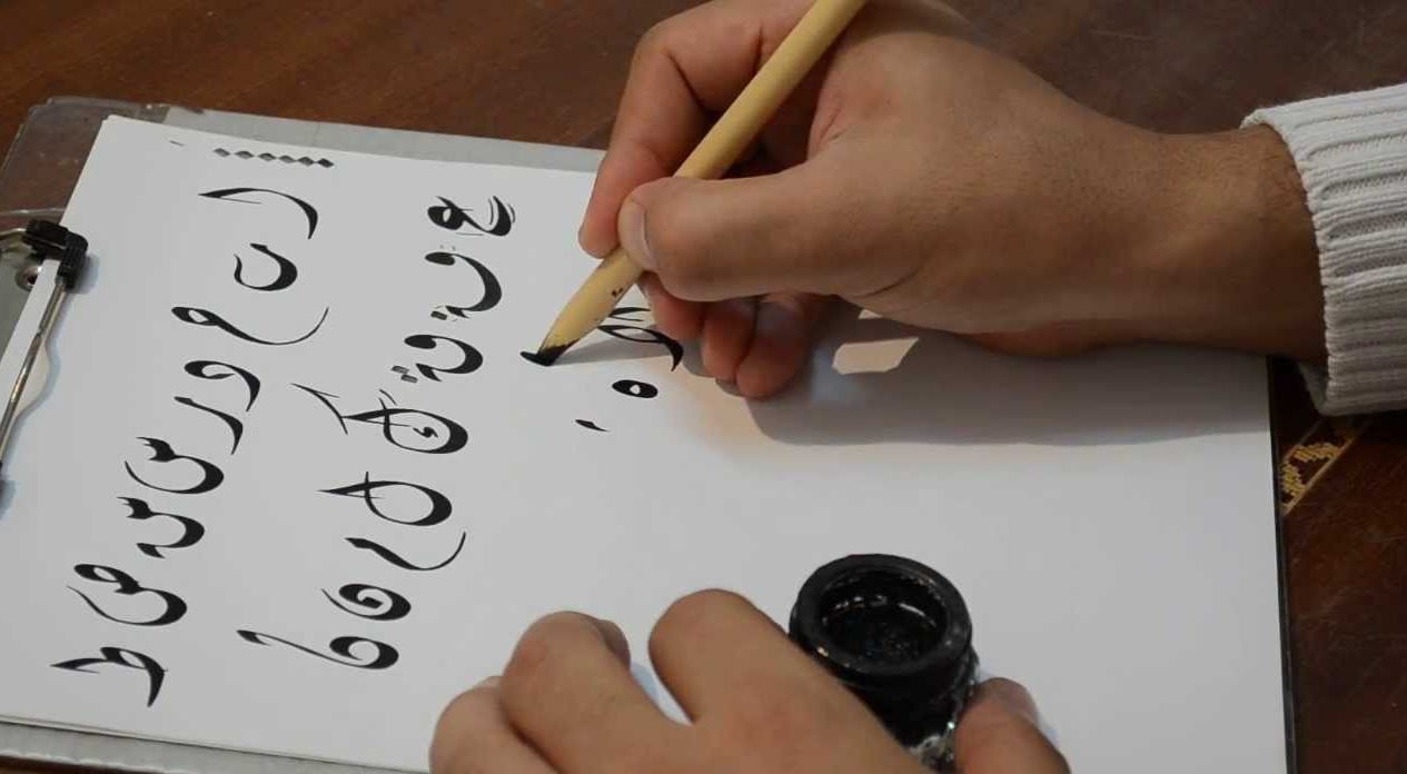 الخطاط إنه الكتابة . المنعكسة إبتكر وعبقريته مهارات العربي من AR