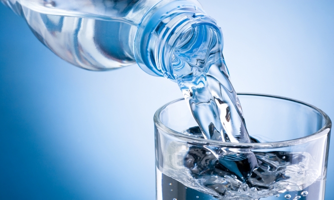 المياه المعدنية تزيد من هرمونات الأنوثة عند الرجال!
