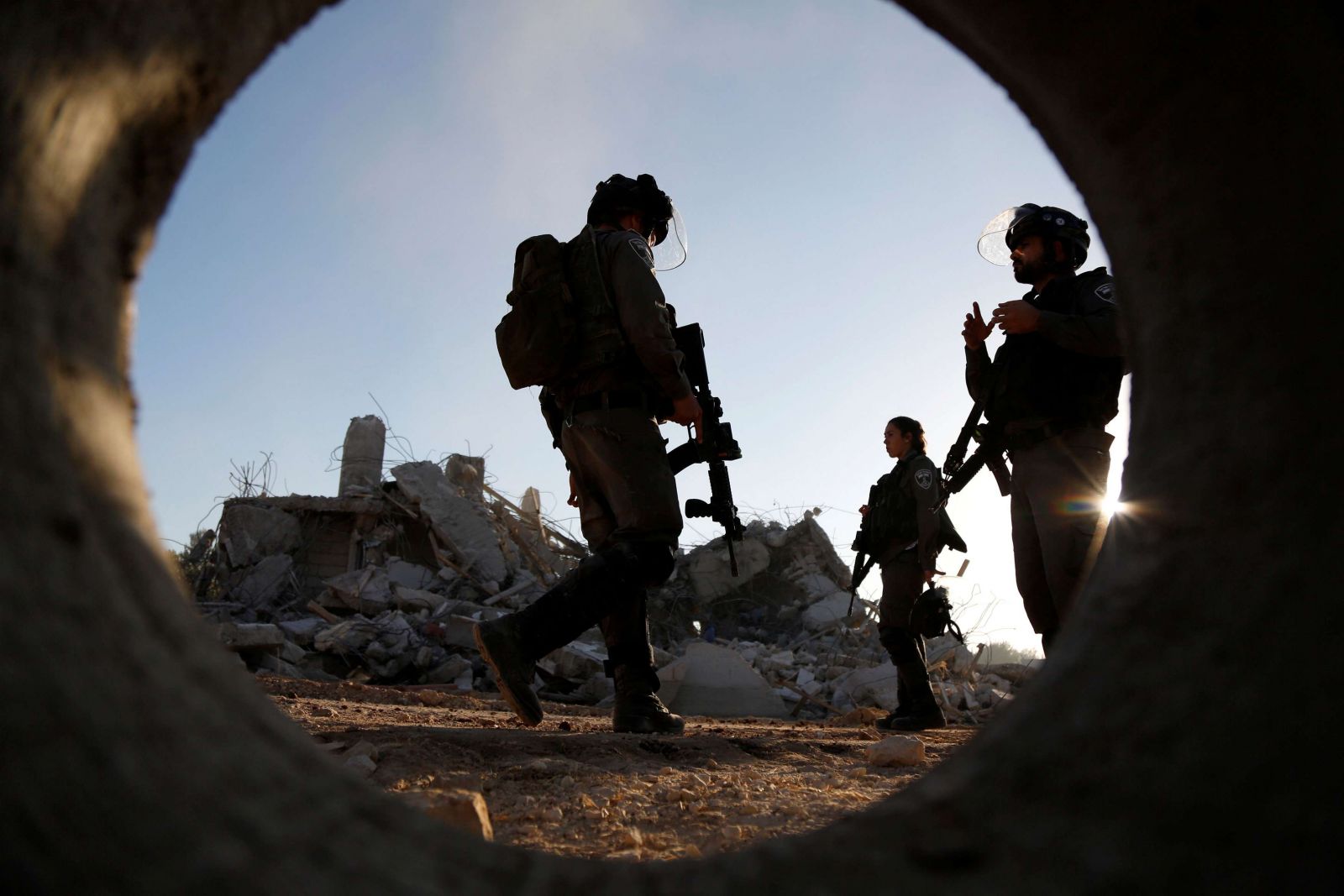 جنود الاحتلال أثناء هدم أحد المنازل في الضفة (رويترز)
