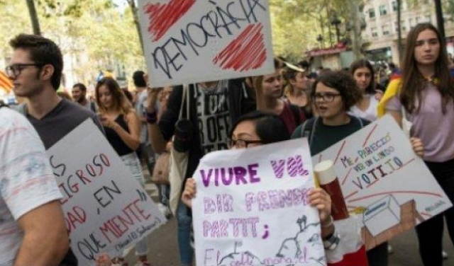 الكاتالونيون ماضون في تنظيم الاستفتاء رغم تهديدات مدريد
