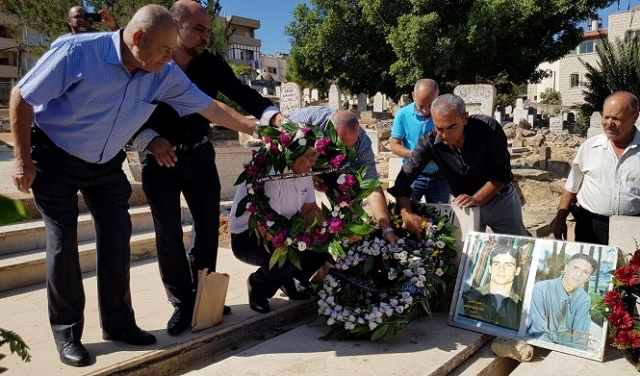 17 عاما على هبة القدس والأقصى: زهور على أضرحة الشهداء