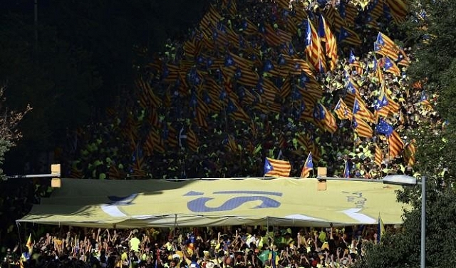 الكاتالونيون يشكلون طوابير للتصويت في استفتاء الاستقلال