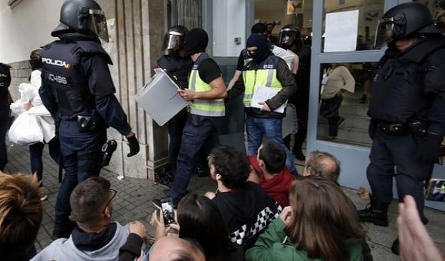مواجهات في برشلونة على وقع استفتاء كاتالونيا 
