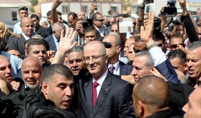 أثناء وصول رئيس الوزراء الفلسطيني رامي الحمد الله لغزة