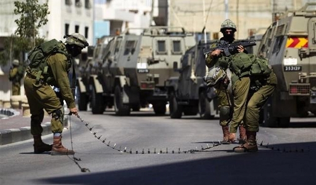 الاحتلال يعتقل 23 فلسطينيا ويفرض طوقا أمنيا على الضفة