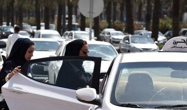 السعودية تنوي السماح للمرأة بقيادة سيارات الأجرة والنقل العمومي