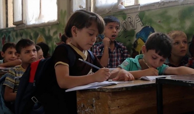  رغم الحصار والغلاء: أطفال الغوطة يقبلون على الدراسة