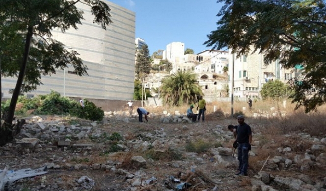 حيفا: يوم عمل تطوعي في مقبرة الاستقلال