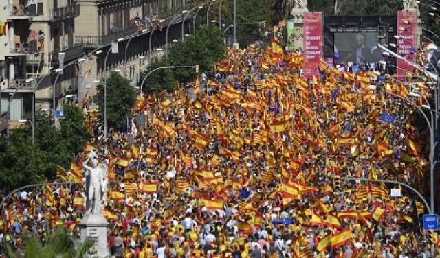 350 ألف متظاهر بكتالونيا رفضًا للاستقلال