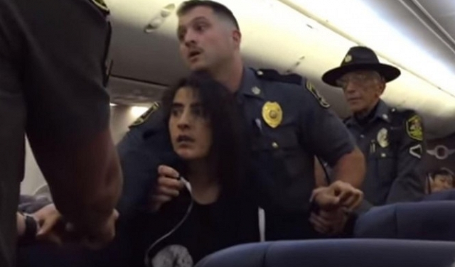 الشرطة الأميركية تطرد امرأة بالقوة من طائرة بسبب 