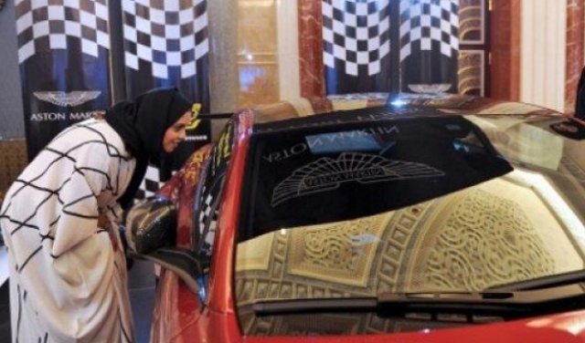 السعودية تخالف امرأة بسبب قيادة السيارة