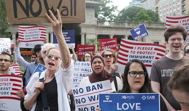 المحكمة العليا تنقض حكما ضد مرسوم ترامب بشأن الهجرة