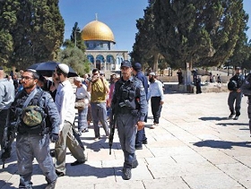 المستوطنون يقتحمون الأقصى وتقييدات على دخول الفلسطينيين