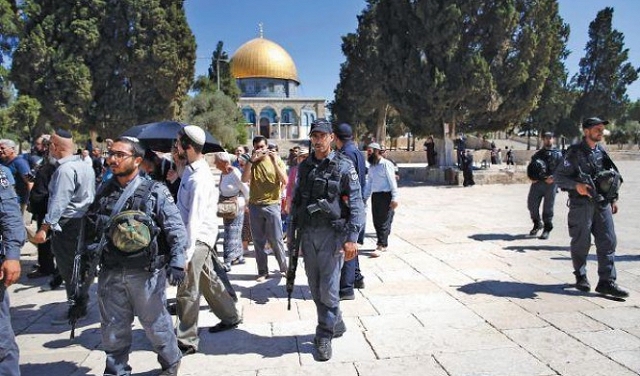 المستوطنون يقتحمون الأقصى وتقييدات على دخول الفلسطينيين