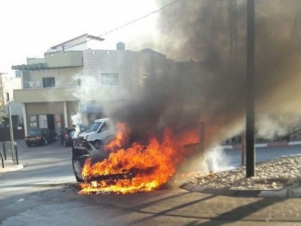 كفر كنا: ألسنة النيران تلتهم سيارة خصوصية