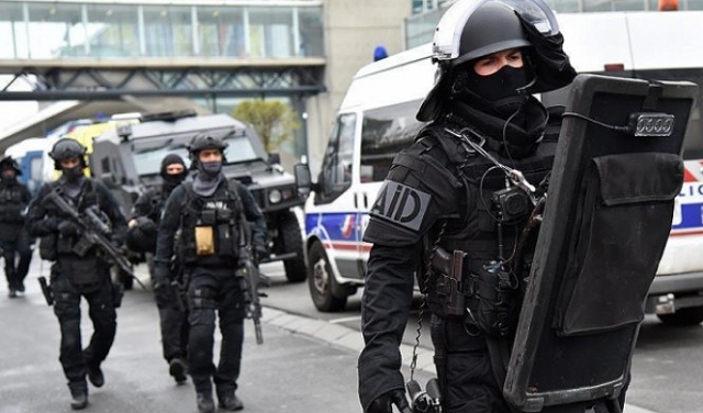 فرنسا: القبض على فريق اغتيالات يستهدف اللاجئين والسود
