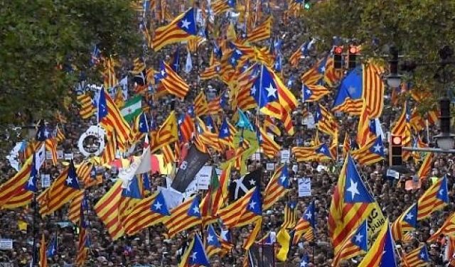 مئات آلالاف يتظاهرون في برشلونة نصرةً للاستقلال