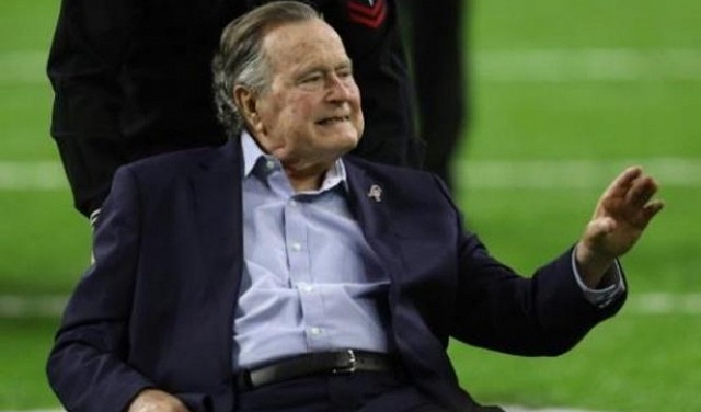 جورج بوش الأب يعتذر بعدما اتهمته ممثلة بالتحرش بها