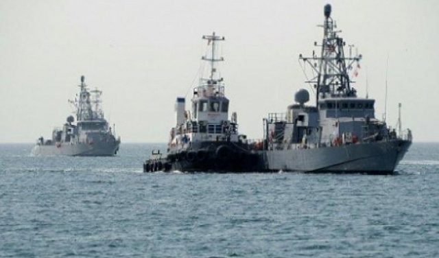 مدمرة أميركية تقدم المساعدة لسفينة إيرانية هاجمها قراصنة