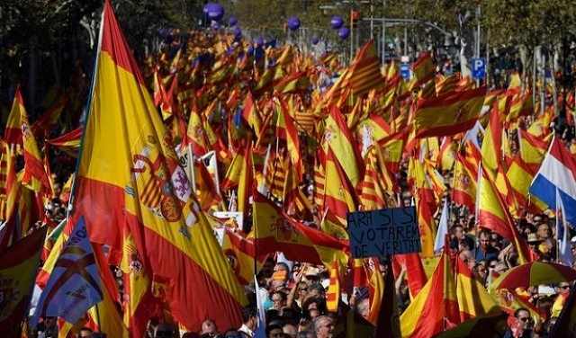 مئات آلاف المتظاهرين ببرشلونة يطالبون بعدم الانفصال