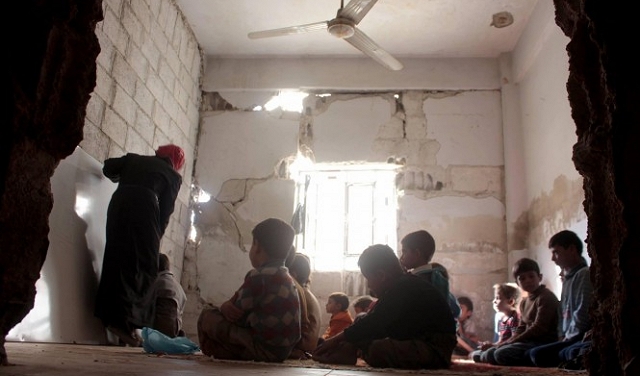 بين الأنقاض والجدران المدمرة: طلاب الغوطة يتابعون دراستهم