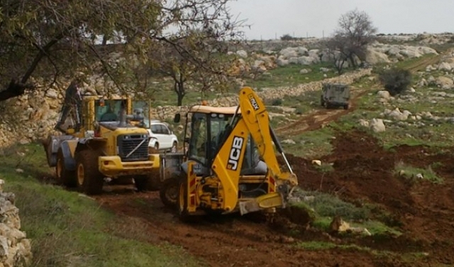 الاحتلال يجرف أراضي فلسطينية لتوسيع مصانع لمستوطنات  