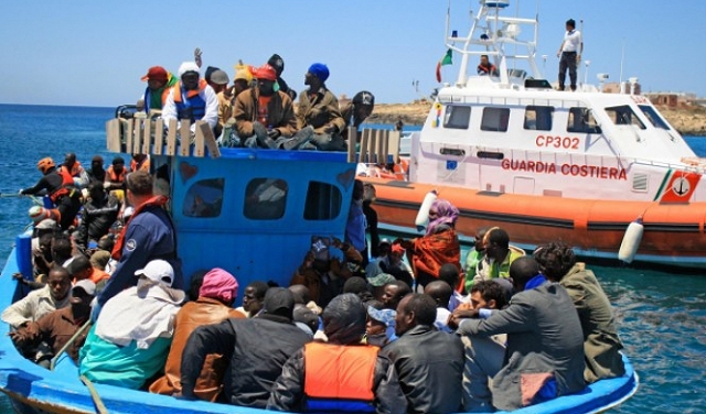 إنقاذ نحو 700 مهاجر في بحر إيطاليا وانتشال 23 جثة