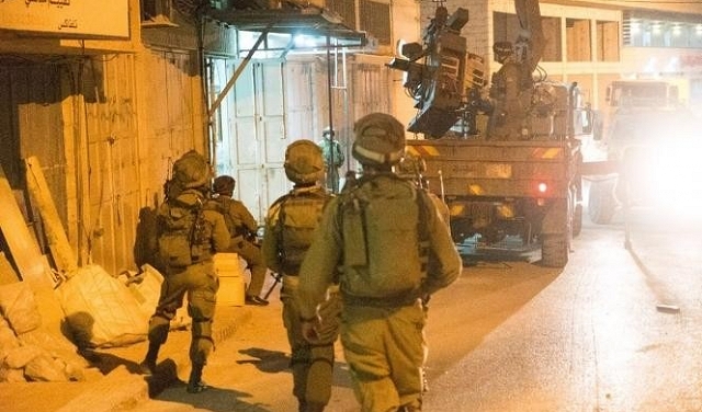 الاحتلال يعتقل 13 فلسطينيا بالضفة