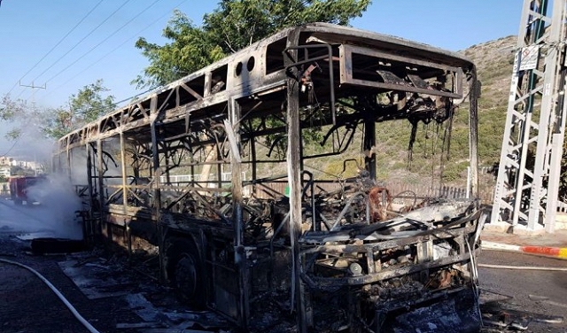 جث الجليل: ألسنة النار تلتهم حافلة ركاب
