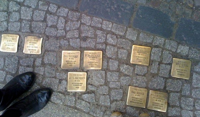 من سرق ألأحجار التذكارية لضحايا النازية؟
