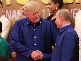 ترامب يصافح بوتين والبيت الأبيض يستبعد عقد لقاء ثنائي