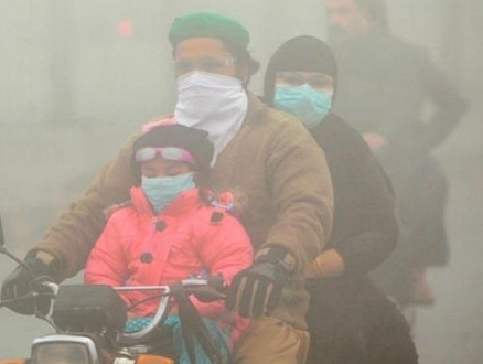 باكستان: 15 ألف شخص يدخلون المستشفيات بسبب الضباب الدخاني