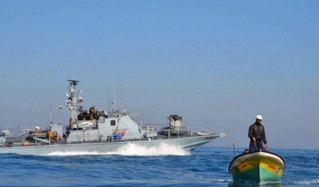 الاحتلال يستهدف مراكب الصيادين ويعتقل فلسطيني تجاوز حدود غزة