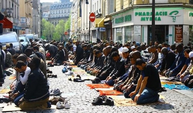 فرنسا: سياسيون يتظاهرون احتجاجا على صلاة الجمعة بالشوارع