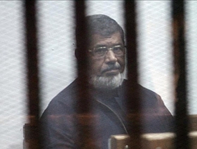 مرسي في محاكمته: "أنا حاضر كالغائب"