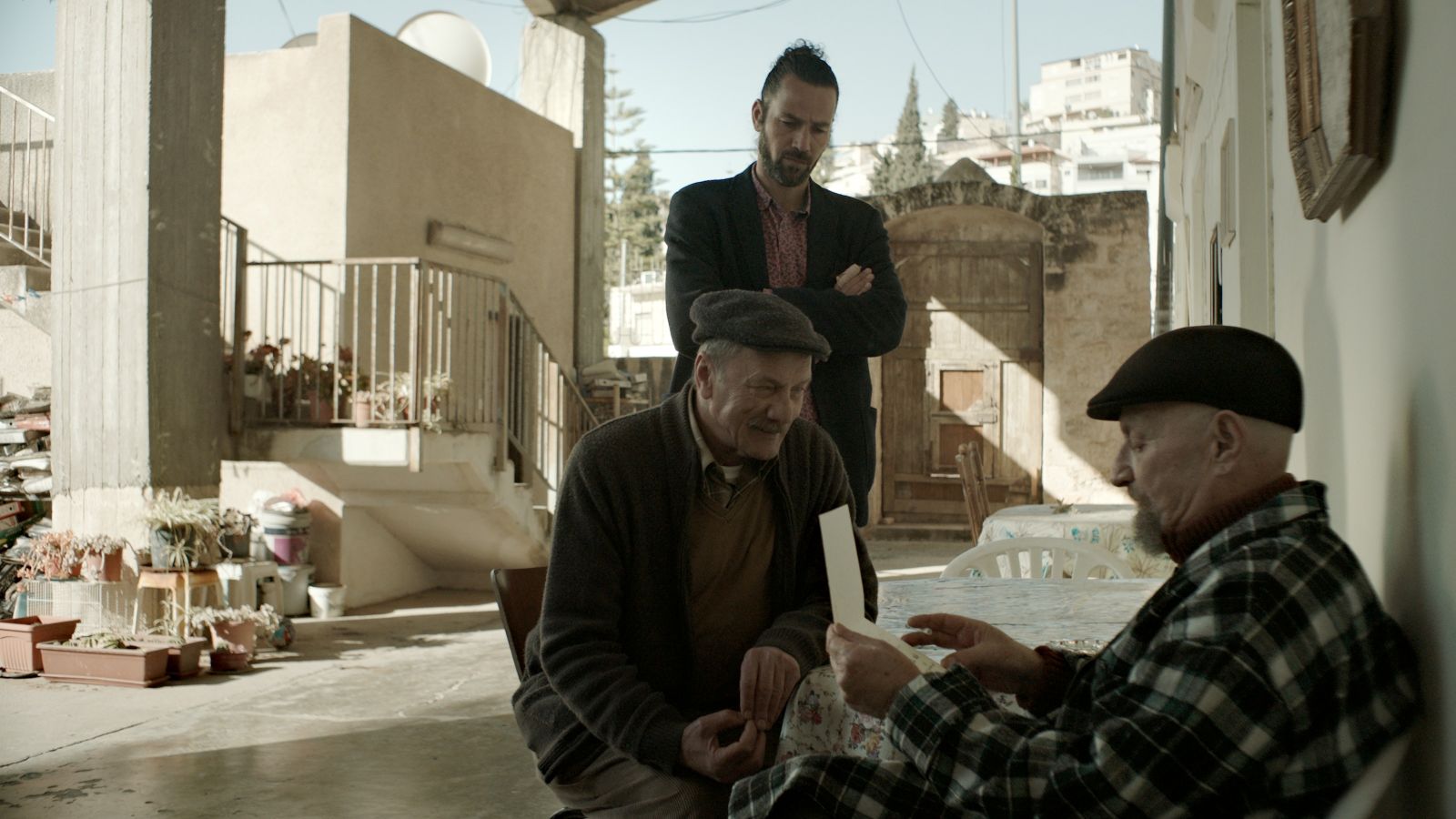  ﻿الفيلم الفلسطيني «واجب»… صراع التناقضات داخل من اختار الوطن ومن رحل عنه 20171113232435