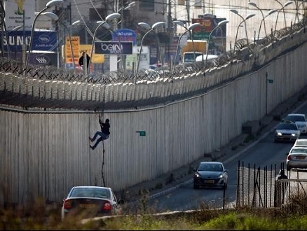 الاحتلال ينقل حاجزا جنوبي القدس لابتلاع المزيد من الأراضي