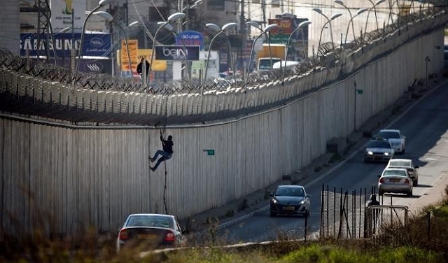 الاحتلال ينقل حاجزا جنوبي القدس لابتلاع المزيد من الأراضي
