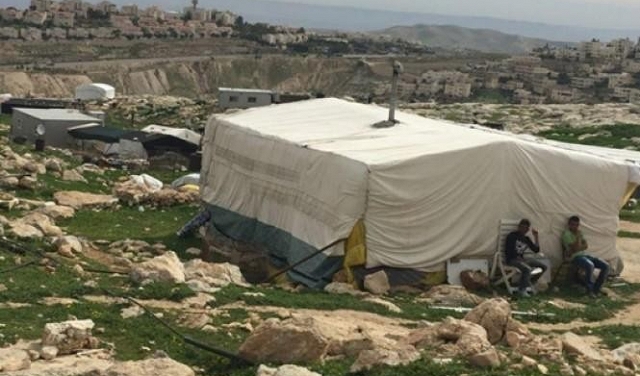 القدس: الاحتلال يسلم سكان جبل البابا أوامر بإخلاء بيوتهم