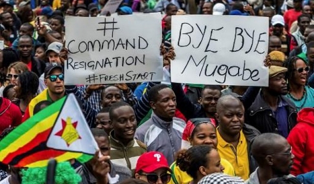 ابتهاجا بسقوط موغابي.. الآلاف يحتفون في شوارع عاصمة زيمبابوي