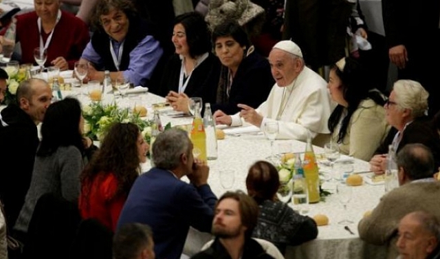 البابا: مساعدة المحتاجين 