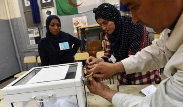 الجزائريون يصوتون بالانتخابات المحلية وسط غياب المعارضة  