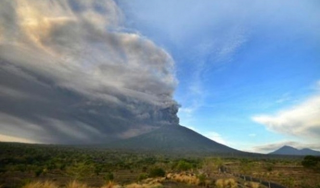 دخان بركان يعطل عشرات الرحلات في بالي