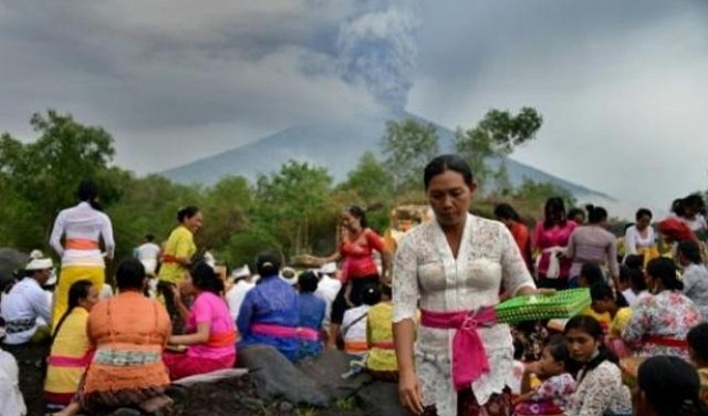 إعلان الطوارئ بأندونسيا تحسبا لثوران بركان جبل أغونغ